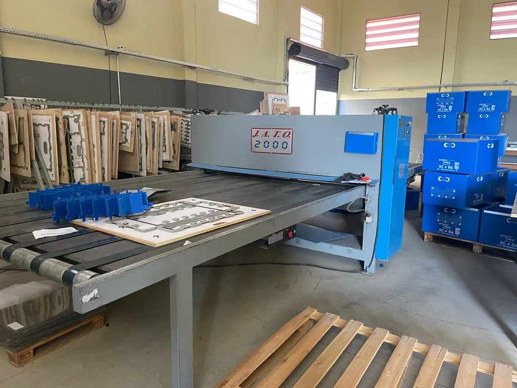 Máquina de corte JATO 2000 na linha de produção da Leadpacking