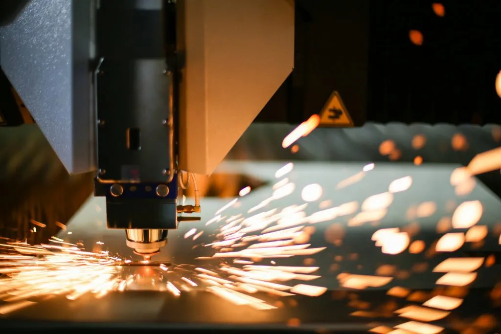 Máquina de corte a laser gerando faíscas sobre o material