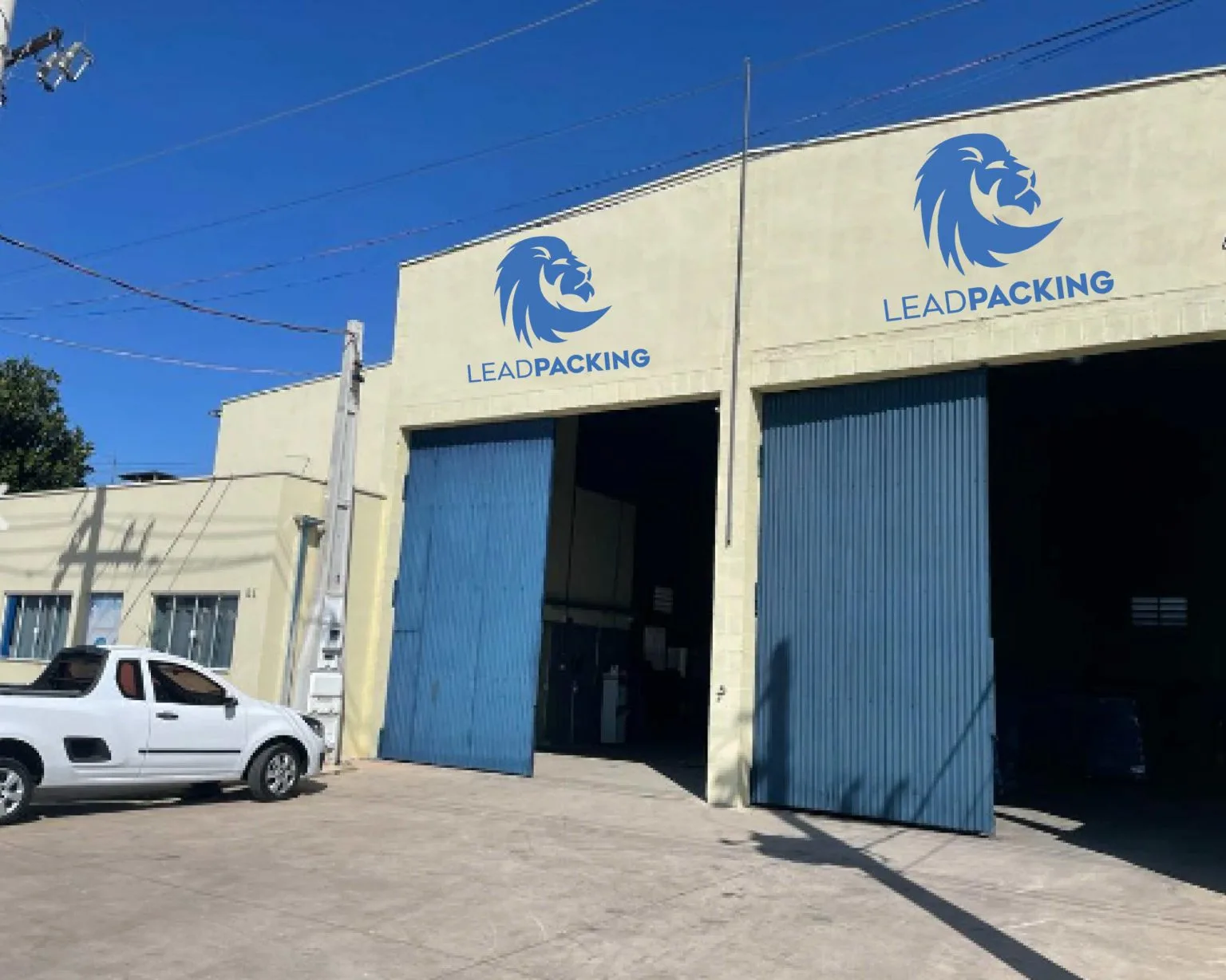 Portão do galpão Leadpacking com um carro branco estacionado